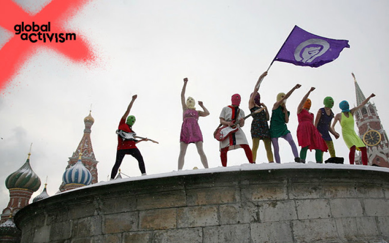 Pussy Riot in Aktion, vermummte Gestalten vor dem Kreml