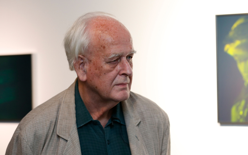 Dieter Jung steht in einer Galerie des ZKM