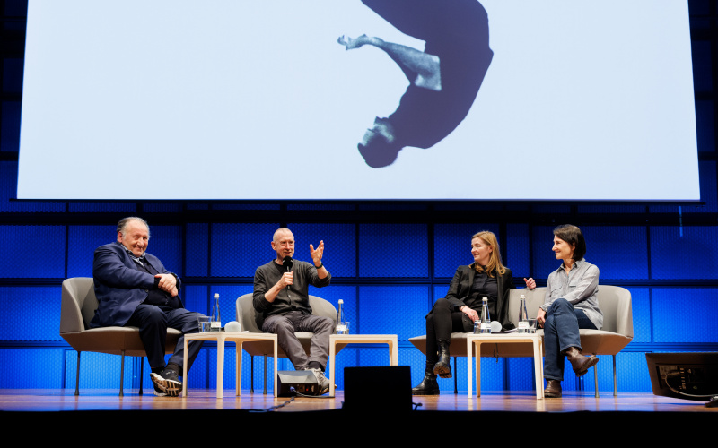Peter Weibel (ZKM), William Forsythe, Margit Rosen (ZKM) und Roslyn Sulcas (Journalistin) im Gespräch am 3. Februar 2023 im ZKM | Zentrum für Kunst und Medien Karlsruhe.