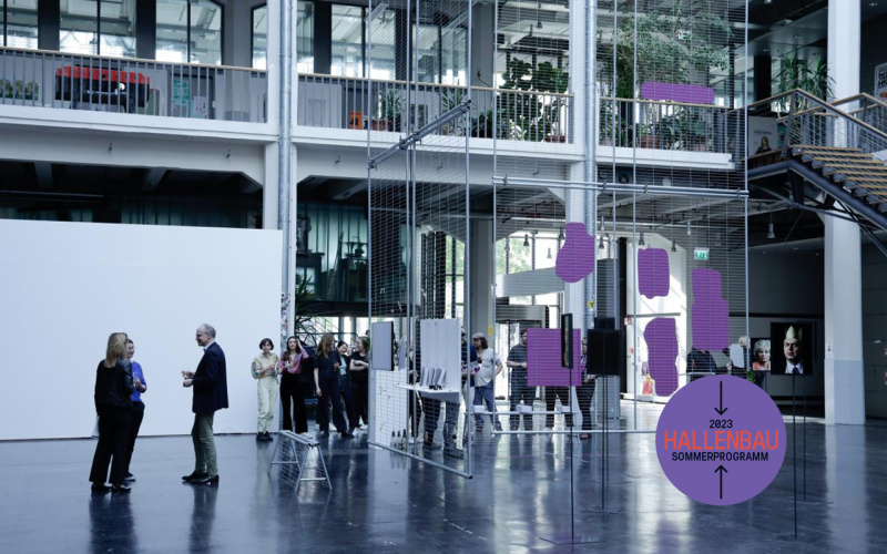 You can see the halls of the HfG. Several people are in the photo.