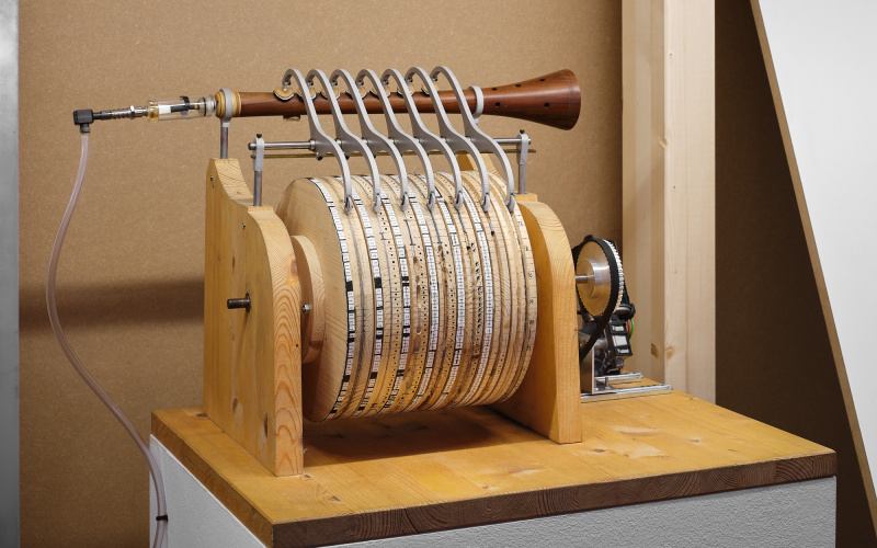 »Automatische hydraulische Orgel der Banū Mūsā ibn Shākir« von Liang Zhipeng. Zu sehen ist ein Instrument. Mittels einer Stiftwalze sollten beliebige Melodien abspielbar sein.