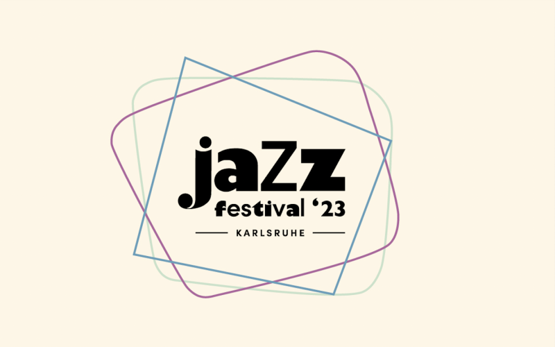 Drei bunte Rahmen auf mandelbraunem Hintergrund, in ihrer Mitte steht in zackigen Buchstaben »jazz festival '23 Karlsruhe«.