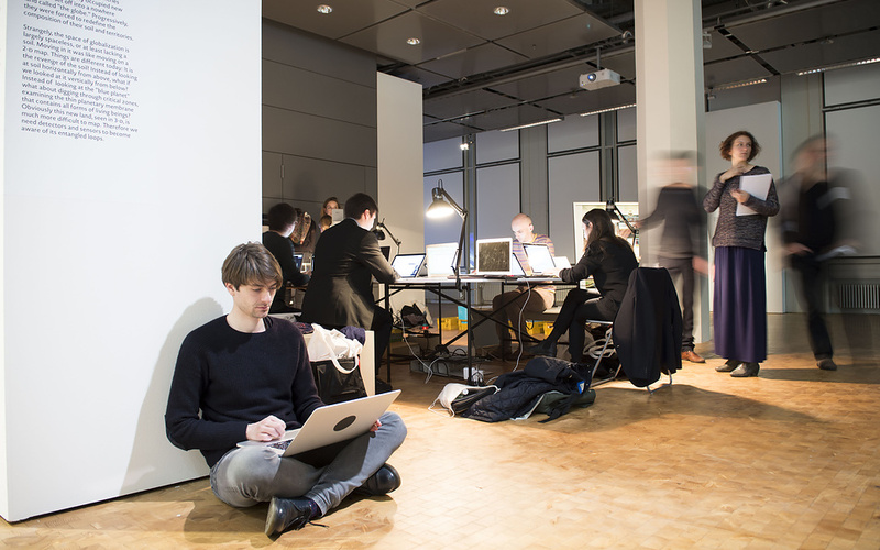 Workshop/Exchange Sessions am ZKM. Teilnehmer:innen sitzen am Tisch und arbeiten am Computer