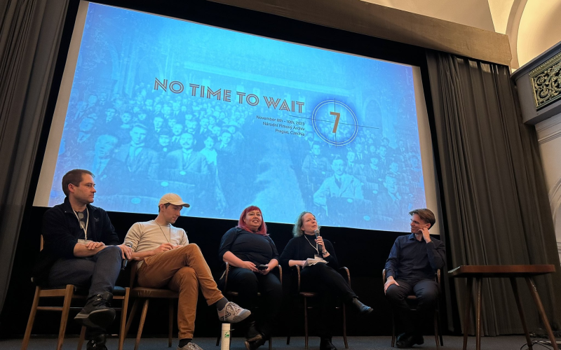 Das Bild zeigt eine Podiumsrunde vor der Leinwand.