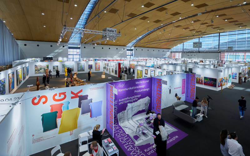 The picture shows the Hallenbau stand at art KARLSRUHE.