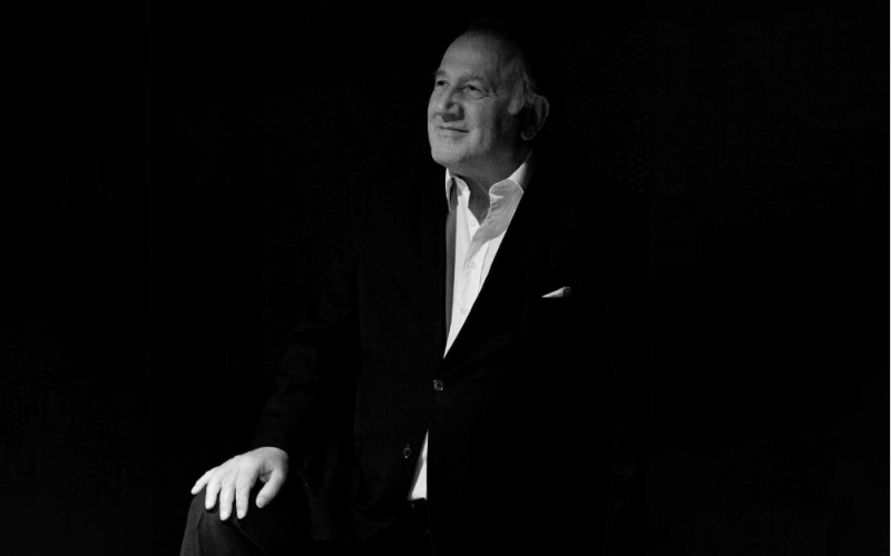 Das Bild zeigt Peter Weibel in Schwarz-Weiß in der Halbnahen.