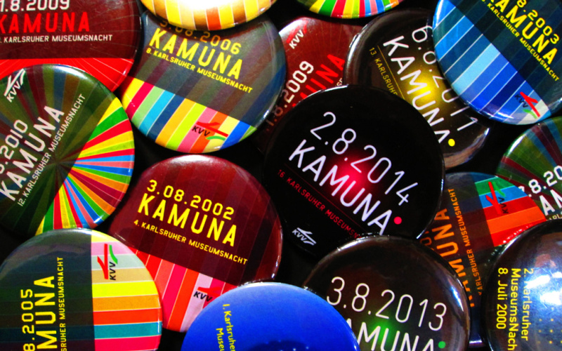 Viele verschieden-farbige Buttons vergangener KAMUNAS
