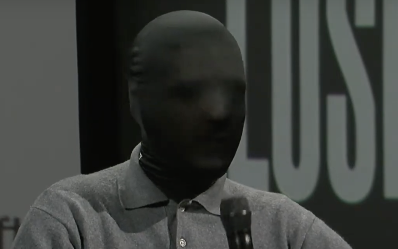 Portrait von Cem A. mit schwarzer Maske, die das Gesicht verdeckt