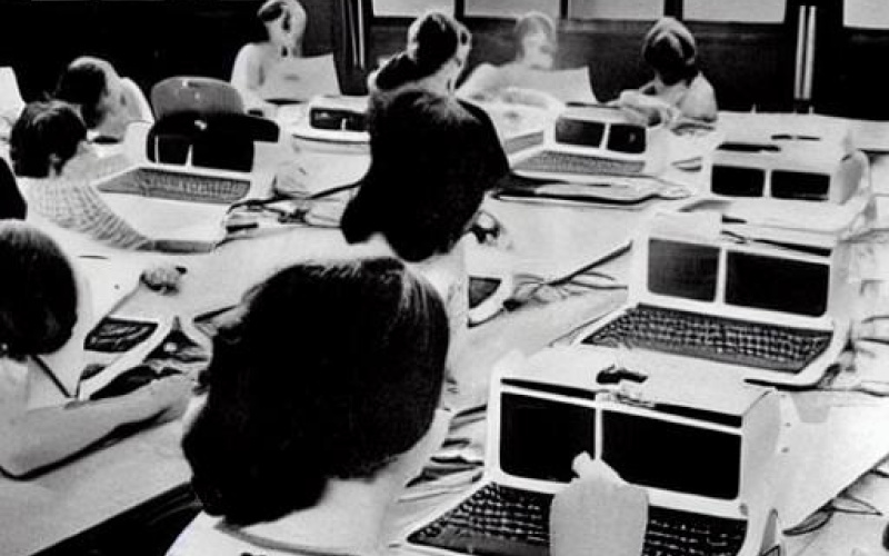 KI generiertes Bild: S/w Fotografie 60er/70er Jahre, Frauen im Büro mit frühen Computern