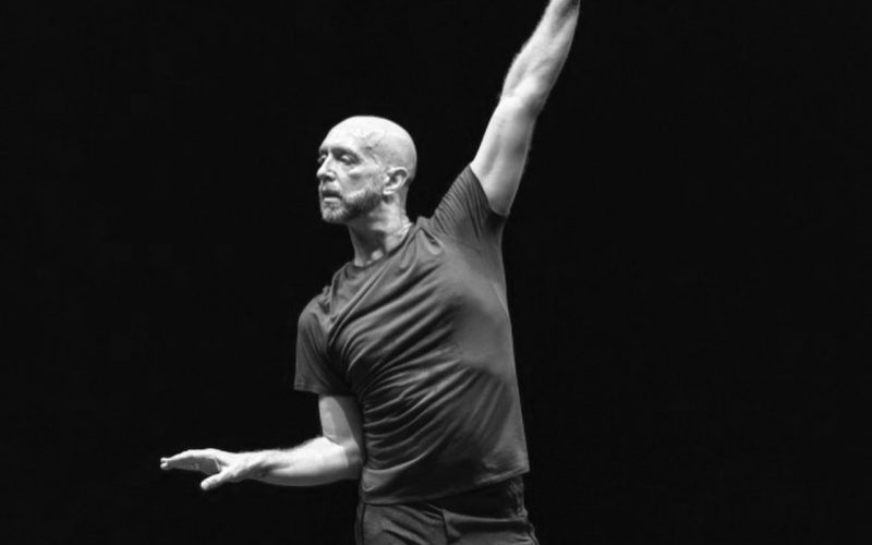 Picture of the dancer Christopher Roman during a choreography