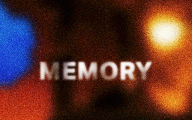 Ein bunter unscharfer Hintergrund, auf dem die Worte "After Memory" stehen