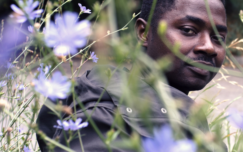 Lateral portrait of the artist Lamin Fofana