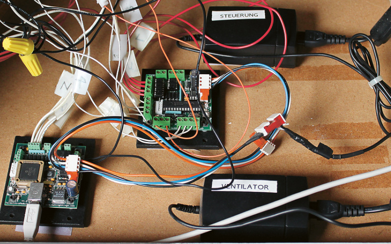 Picture Repaircafé, a table full of cables that are labelled in accordance with their function