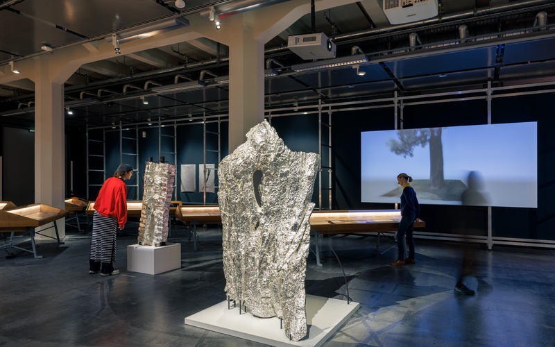 Das Bild zeigt Ausstellungsstücke der Konferenz »Matters of Evidence«