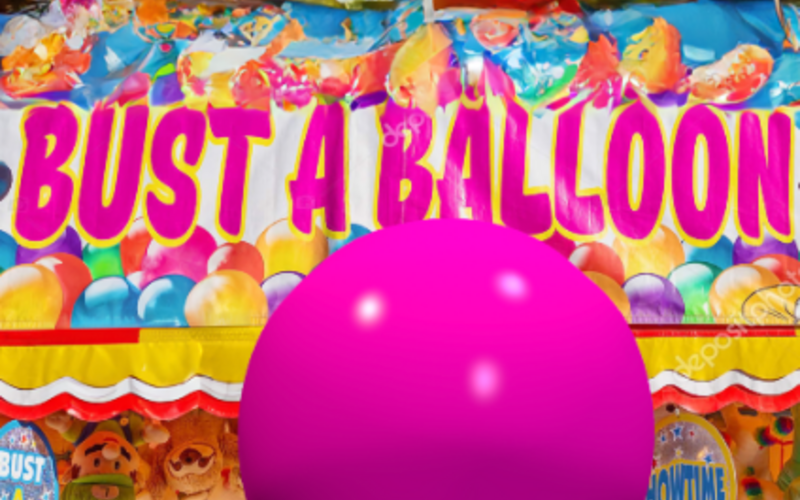 Das Bild zeigt einen rosa farbenen Ballon auf buntem Hintergrund, das an eine Spielbude in einem Jahrmarkt erinnert.