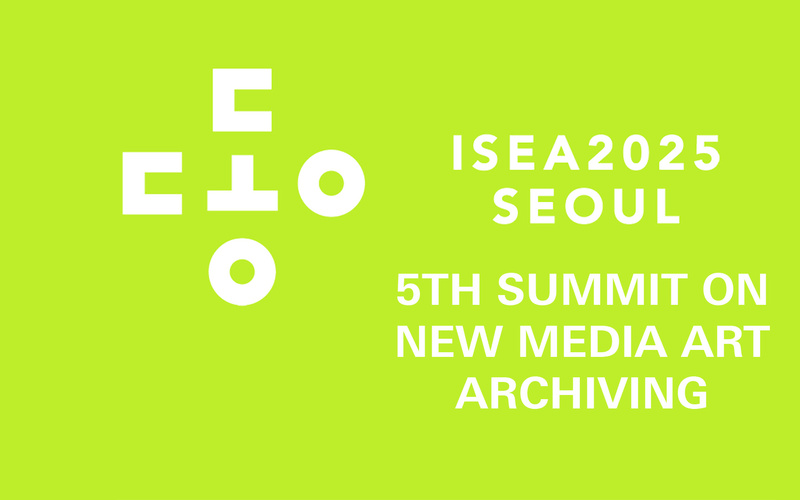 Gründer Hintergrund: In weißer Schrift: ISEA2025 Seoul. 5th New Media Art Archiving Summit