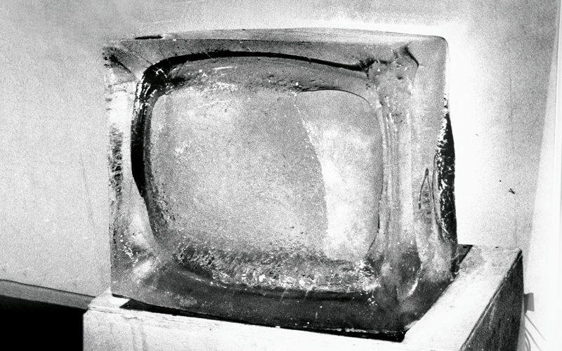 Ein riesiger Eiswürfel, der wie ein Röhrenfernseher aussieht.