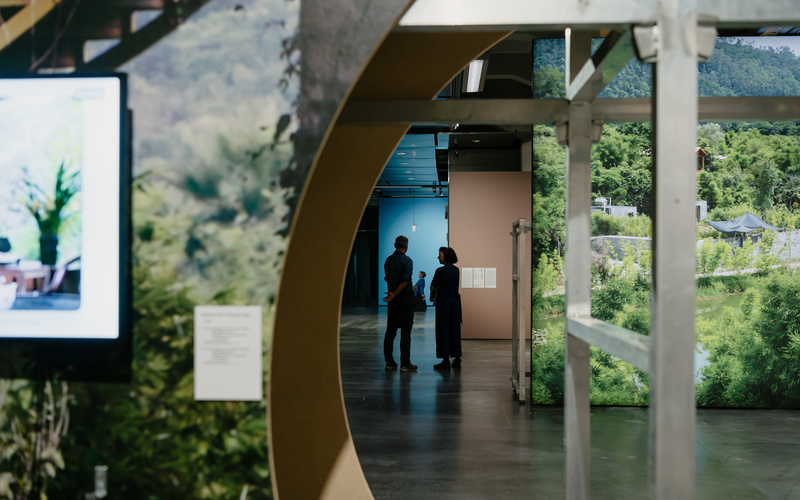 Eine Ausstellung mit vielen Naturabbildungen auf einer Fototapete