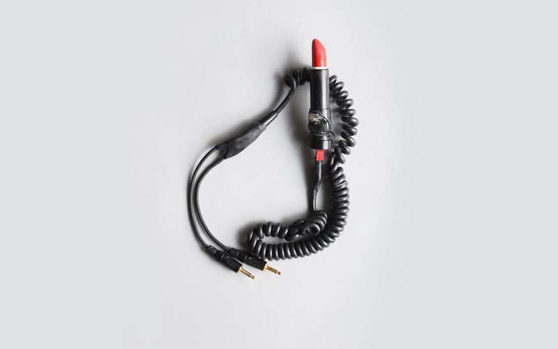 Zu sehen ist dein Lippenstift, an dem ein Kabel befestigt wurde. 