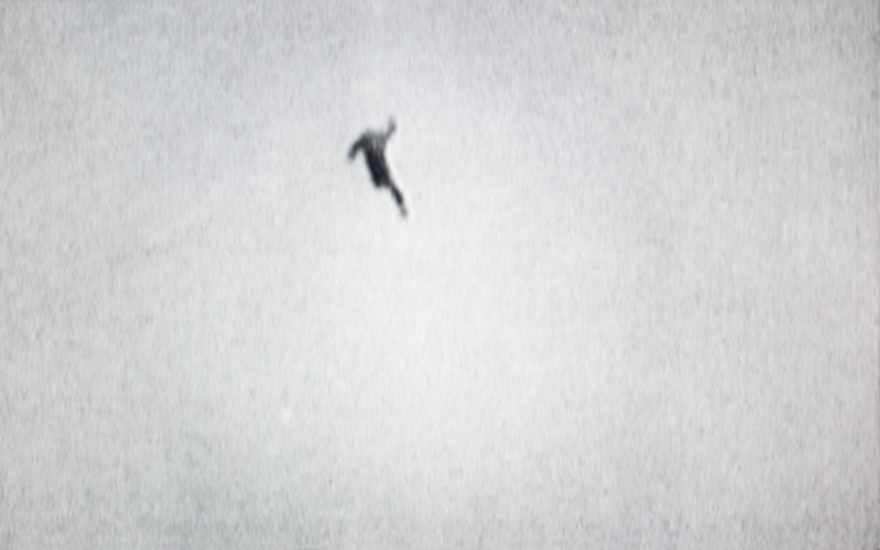 Schwarz-Weiß Foto einer Person in der Luft