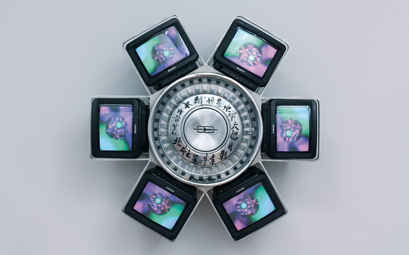 Zu sehen ist eine Videoskulptur, die sechs Monitore enthält. 