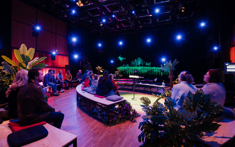 Zu sehen ist eine Installation im ZKM Kubus. 