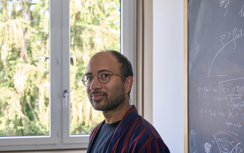 The picture shows a portrait photo of a person with glasses.
