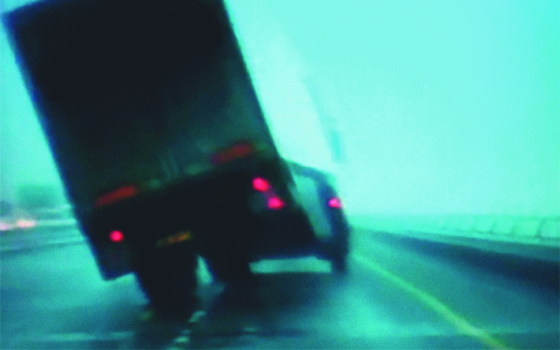 Videostandbild eines Lastwagens, dessen Hinterreifen abhebt.