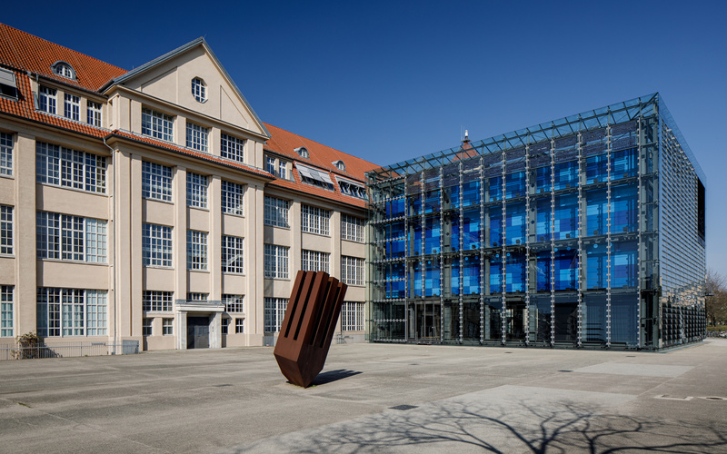Zu sehen ist eine Außenansicht des Hallenbaus. 