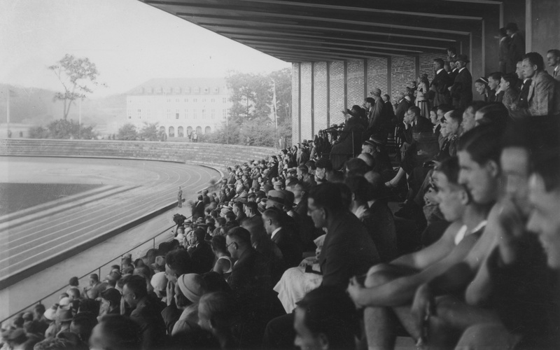 Zu sehen ist die Stadiontribüne der Technischen Hochschule Karlsruhe bei einem Sportfest, circa im Jahr 1935.