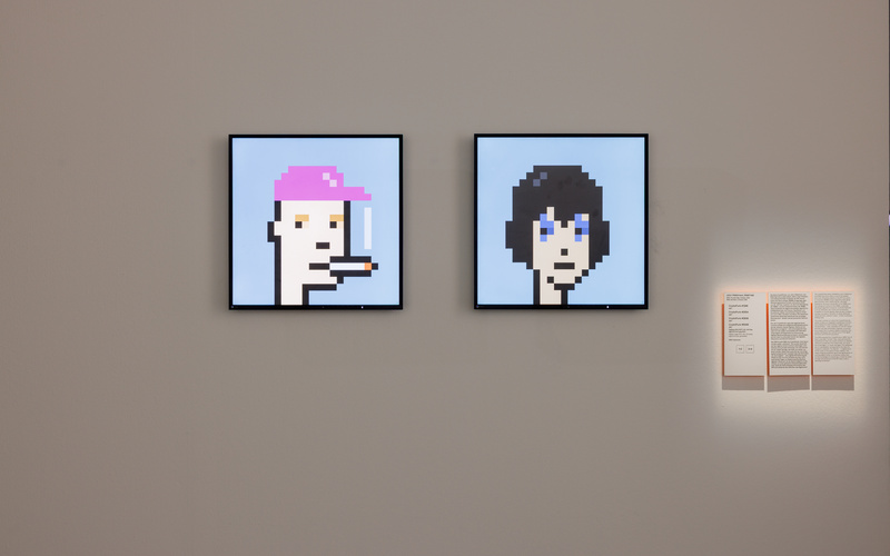 Zwei Pixel-Art-Bilder an einer Wand.