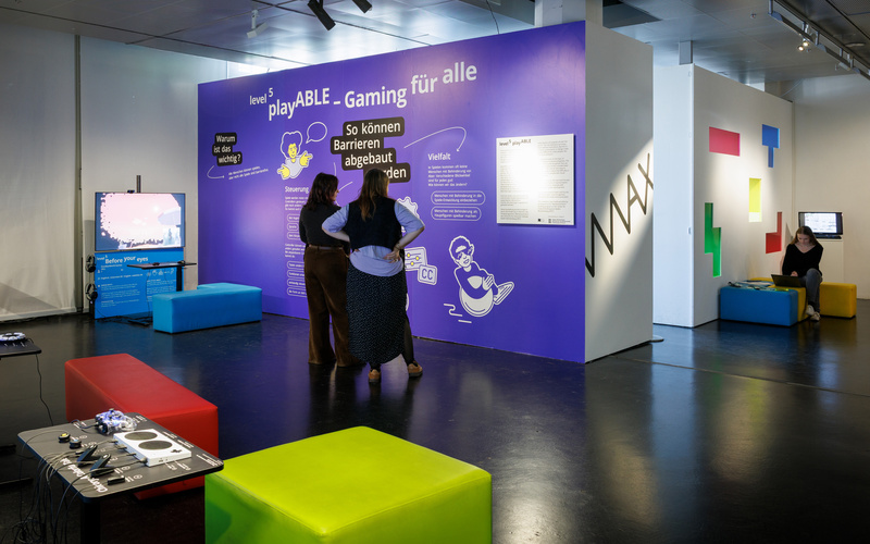 Level 5 der Ausstellung zkm_gameplay, Personen in einer Ausstellung mit Videospielen.