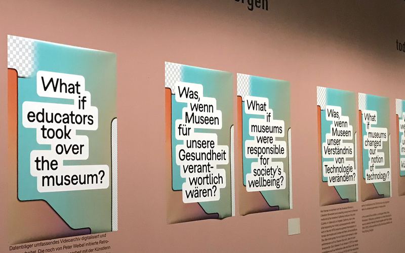 Plakate an einer rosanen Wand