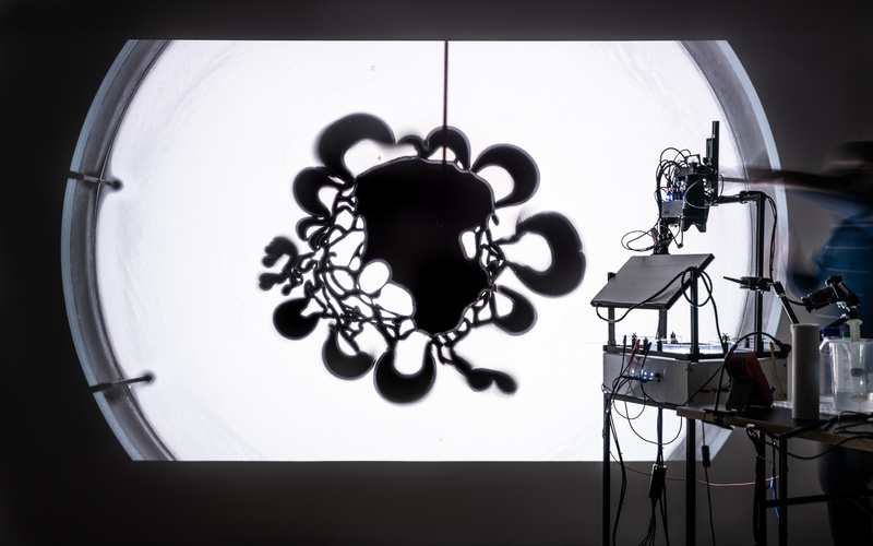 Ein komplexes Schattenspiel aus Flüssigkeiten und Technik wird in einer experimentellen Live-Performance erzeugt.