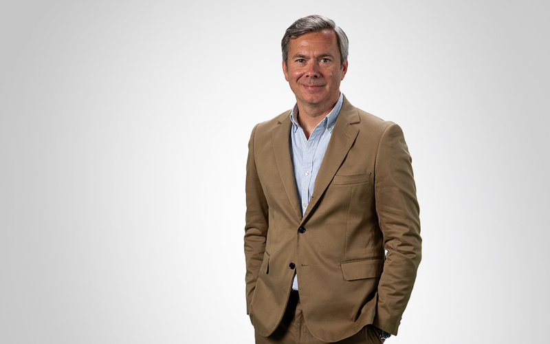 Porträt einer Person vor weißem Hintergrund.