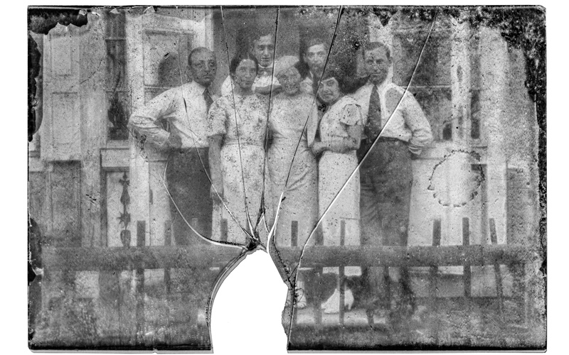 Photographic print of a broken glass negative showing the Erbesfeld family.