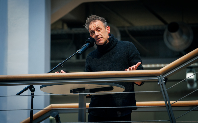 Zu sehen ist der Küstler Johan Grimonprez bei seiner Ausstellungseröffnung im ZKM. 