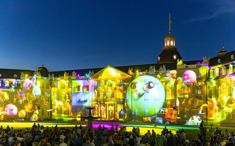 Eine bunte Projektion auf der Karlsruher Schlossfassade