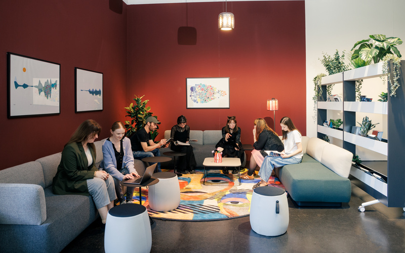 Der Living Room, eine gemütliche Sitzecke in der Ausstellung »The Story That Never Ends« im ZKM Karlsruhe.