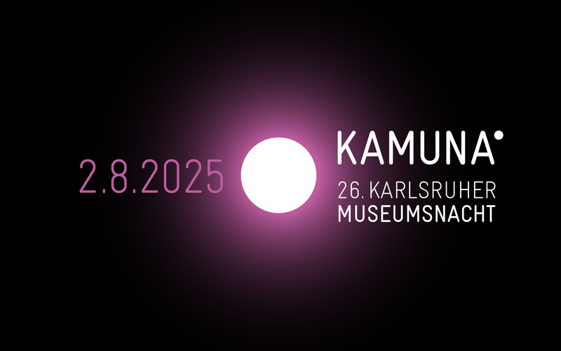 Zu sehen sind das Datum 2.8.2025 und der Schriftzug „26. Karlsruher Museumsnacht”.