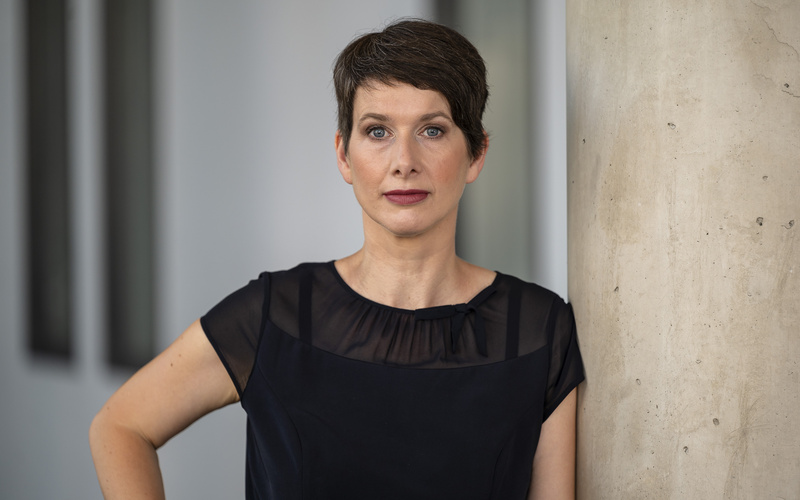 Lydia Rilling in die Kamera schauend