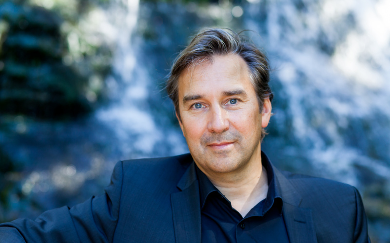 Joachim Haas in die Kamera schauend