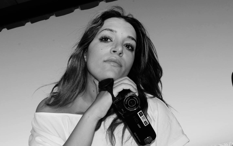 Portraitbild von Jana Hammoudeh mit Camcorder in der Hand