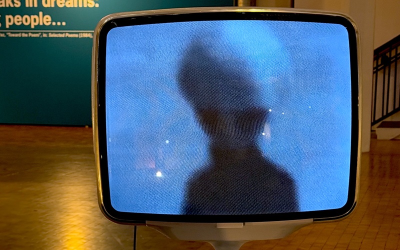 Kleiner Bildschirm mit verschwommenen Bild.
