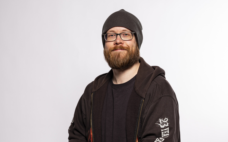 Henning Möller sitzend, in die Kamera schauend 