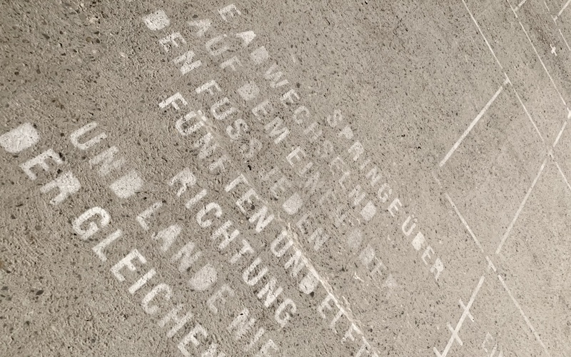 Weißer Text auf Betonboden
