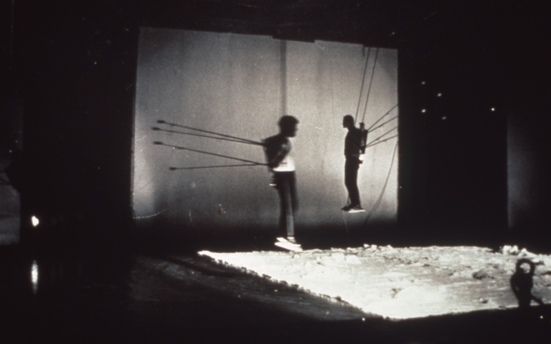 Schwarz-weiß Foto, Silhouetten fliegender Menschen