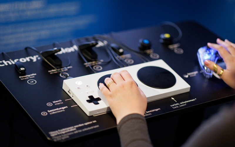 Zu sehen sind die Hände einer Person, die einen Controller bedient.