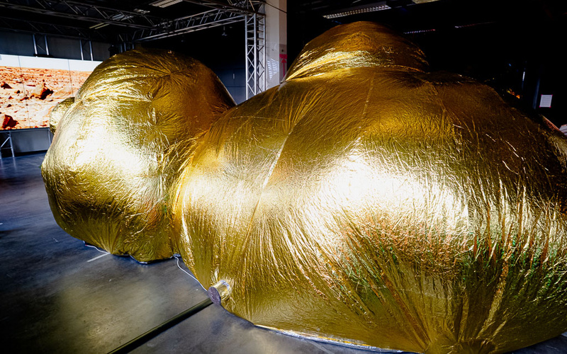 Zu sehen sind zwei mit Luft gefüllte Höhlen aus goldenem Folienstoff.