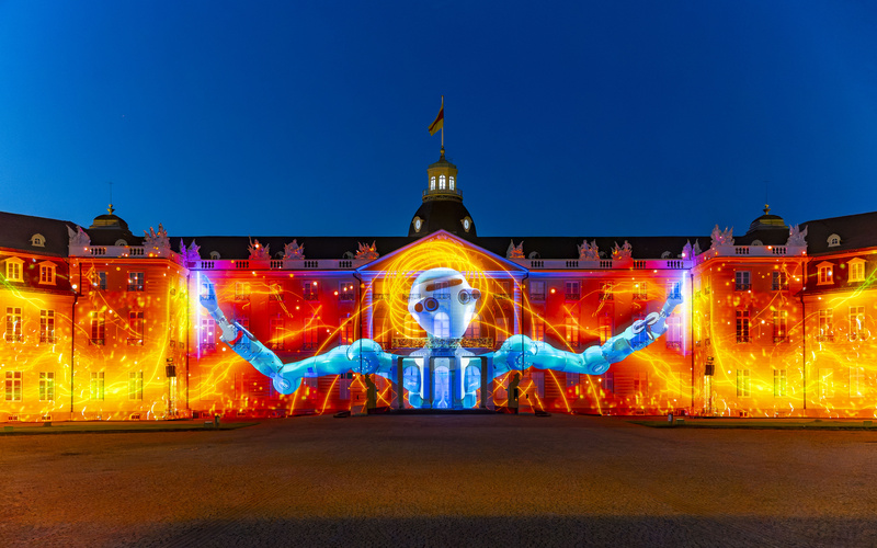 Ein Roboter wird auf das Karlsruher Schloss projiziert